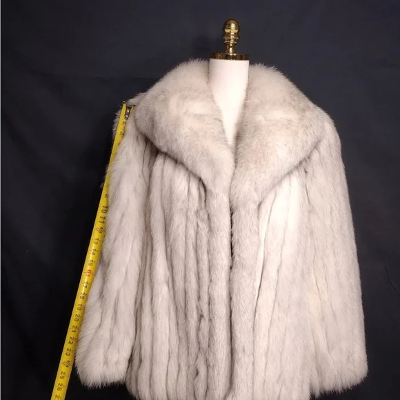 SAGA FOX Elegant White Fur Coat size L pre owned Exellent condition